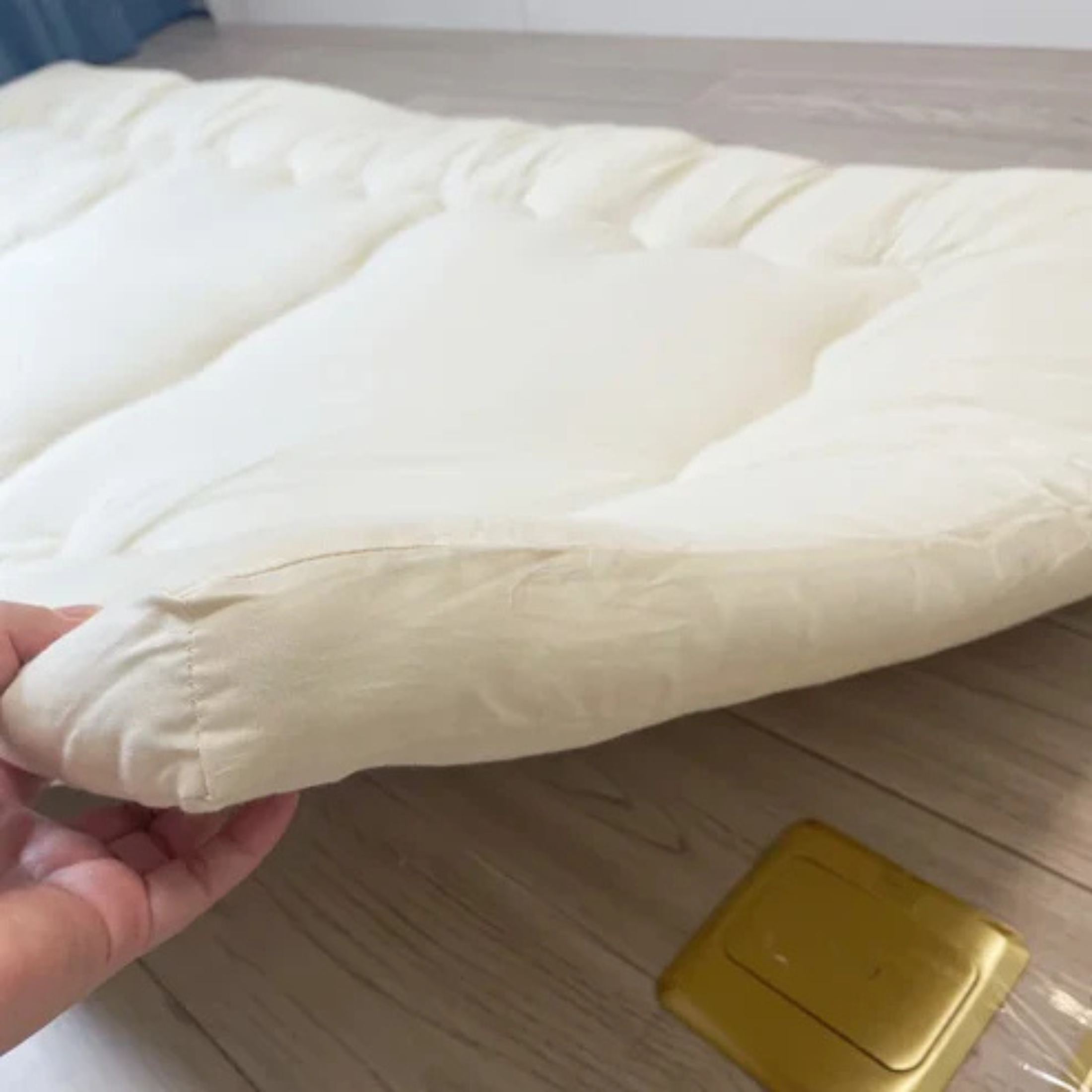 Matelas futon pliable au sol – Confort minimaliste et gain de place