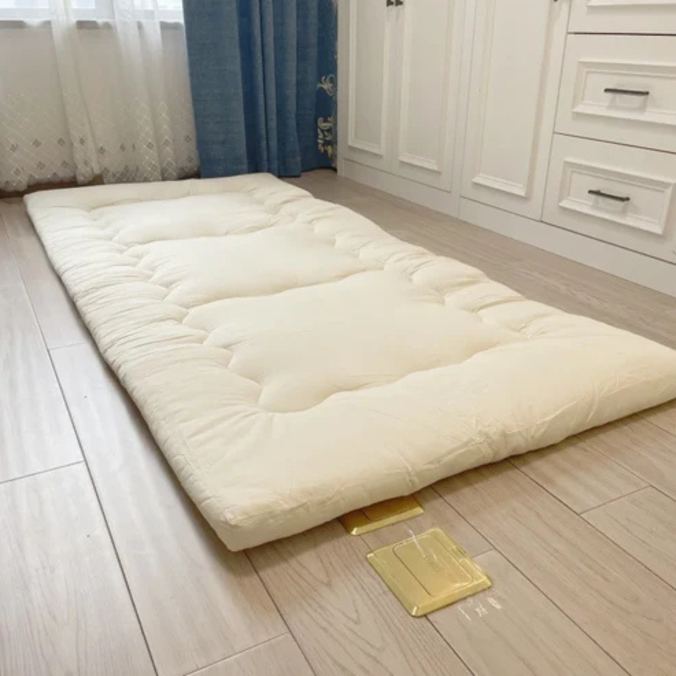 Matelas futon pliable au sol – Confort minimaliste et gain de place