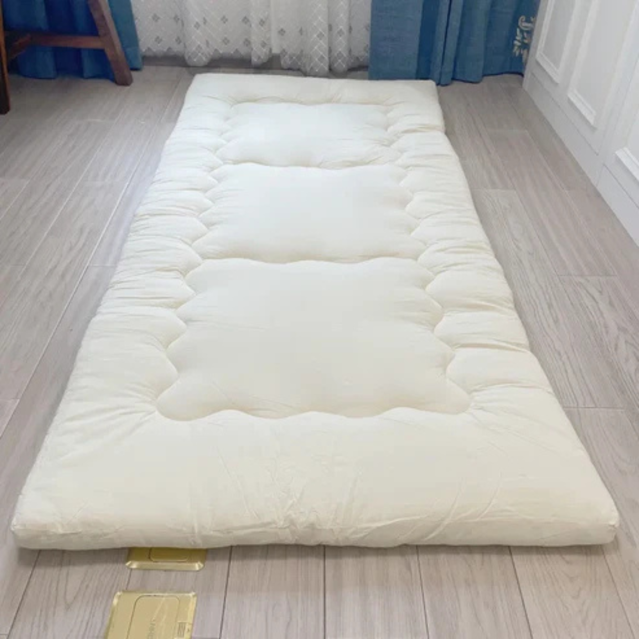 Matelas futon pliable au sol – Confort minimaliste et gain de place